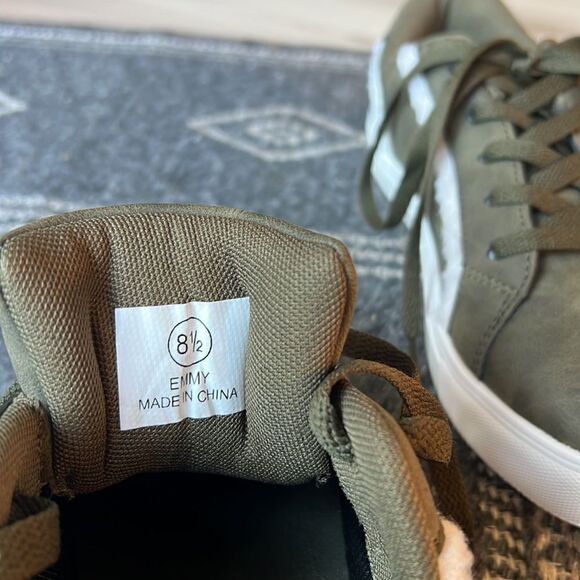 Women’s Olive Green Sneakers Lace Up Sherpa Heel Tab Size 8.5 M New! - Picture 5 of 5